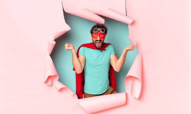 Çılgın süper kahraman adam. Zaferi kazanan gibi kutluyoruz.