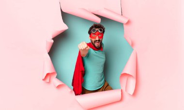 Çılgın süper kahraman adam gururlu yüz ifadesi