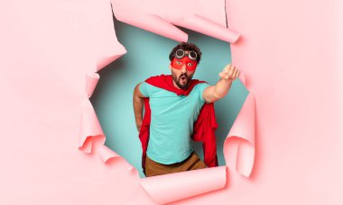 Çılgın süper kahraman adam gururlu yüz ifadesi