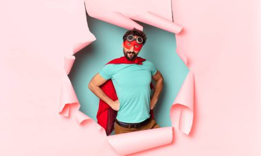 Çılgın süper kahraman adam gururlu yüz ifadesi