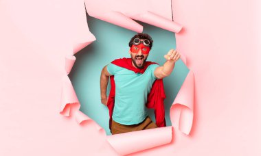 Çılgın süper kahraman adam gururlu yüz ifadesi