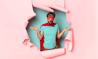 Çılgın süper kahraman adam kafası karışmış ifade