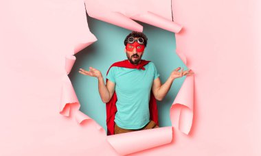 Çılgın süper kahraman adam kafası karışmış ifade