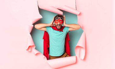 Çılgın süper kahraman adam. Mutlu ve şaşırmış ifade