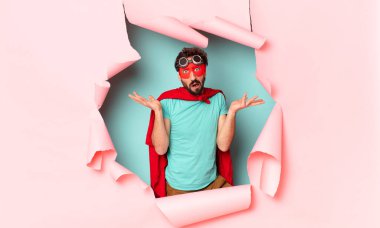 Çılgın süper kahraman adam kafası karışmış ifade