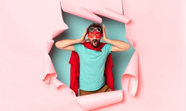 Çılgın süper kahraman adam. şok veya şaşırmış ifade