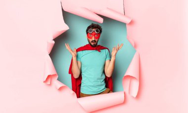 Çılgın süper kahraman adam kafası karışmış ifade