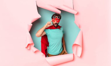 Çılgın süper kahraman adam. Düşünen ya da kuşkulu ifade