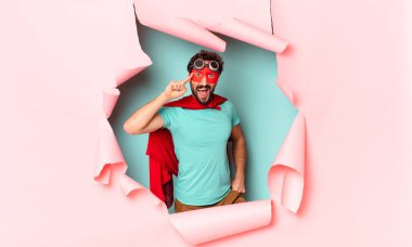 Çılgın süper kahraman adam. Düşünen ya da kuşkulu ifade