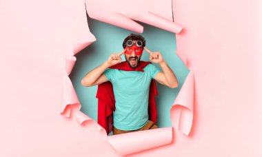 Çılgın süper kahraman adam. Düşünen ya da kuşkulu ifade