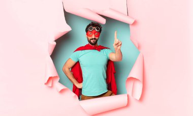 Çılgın süper kahraman adam gururlu yüz ifadesi