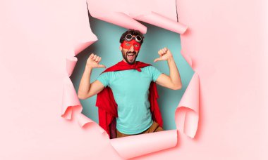 Çılgın süper kahraman adam gururlu yüz ifadesi