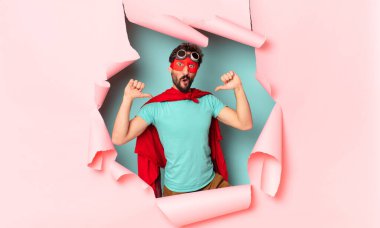 Çılgın süper kahraman adam gururlu yüz ifadesi