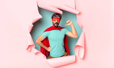 Çılgın süper kahraman adam gururlu yüz ifadesi