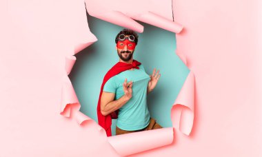 Çılgın süper kahraman adam gururlu yüz ifadesi