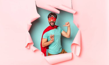 Çılgın süper kahraman adam gururlu yüz ifadesi