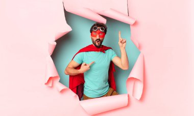 Çılgın süper kahraman adam gururlu yüz ifadesi