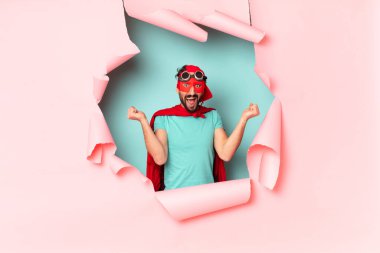 Çılgın süper kahraman adam. Zaferi kazanan gibi kutluyoruz.