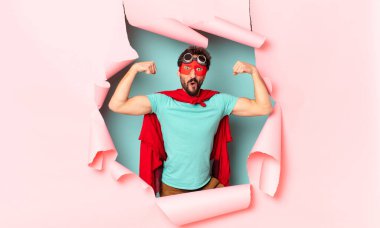 Çılgın süper kahraman adam. Zaferi kazanan gibi kutluyoruz.