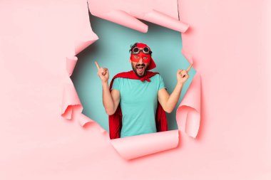 Çılgın süper kahraman adam. Zaferi kazanan gibi kutluyoruz.