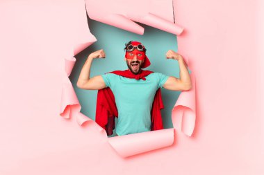 Çılgın süper kahraman adam. Zaferi kazanan gibi kutluyoruz.