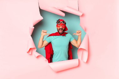 Çılgın süper kahraman adam gururlu yüz ifadesi