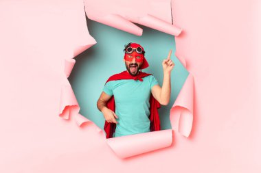 Çılgın süper kahraman adam. şok veya şaşırmış ifade