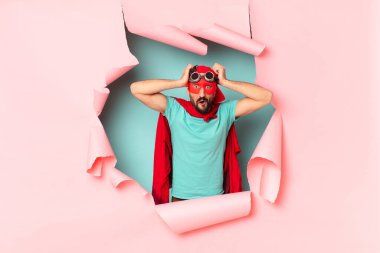 Çılgın süper kahraman bir korku ifadesini korkuttu.