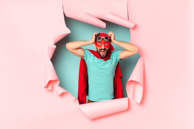 Çılgın süper kahraman adam. şok veya şaşırmış ifade