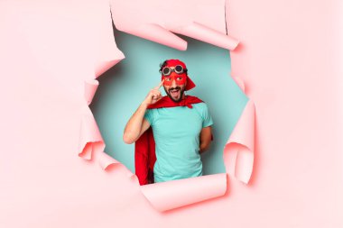 Çılgın süper kahraman adam. Düşünen ya da kuşkulu ifade