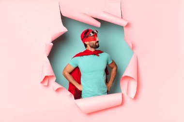 Çılgın süper kahraman adam mutlu ve gururlu