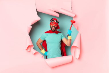 Çılgın süper kahraman adam. Mutlu ve şaşırmış bir ifade. oda yönetimi kavramı