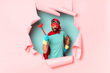 Çılgın süper kahraman adam. Mutlu ve şaşırtıcı ifade... ev idaresi kavramı