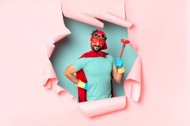 Çılgın süper kahraman adam mutlu ve gururlu. oda yönetimi kavramı