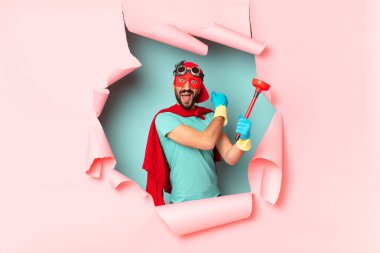 Çılgın süper kahraman adam. Mutlu ve şaşırtıcı ifade... ev idaresi kavramı