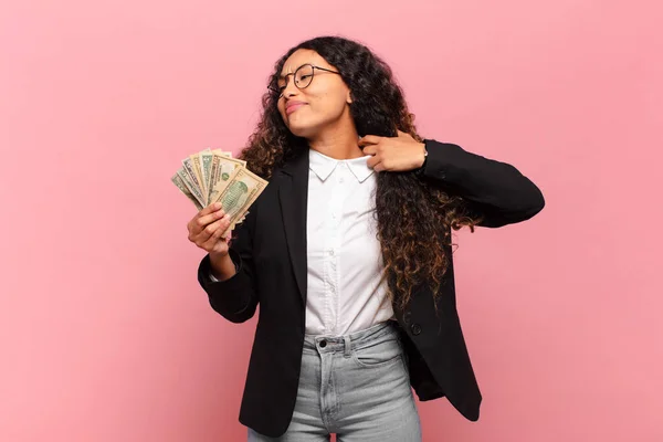 若いヒスパニック系の女性は ストレス 疲れや不満を感じ シャツの首を引っ張って 問題に不満を探しています ドル紙幣の概念 — ストック写真