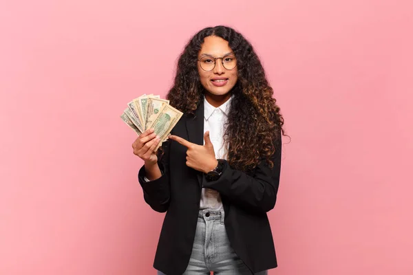 若いヒスパニック系の女性は陽気に笑顔 幸せを感じ 側と上を指して コピースペースにオブジェクトを表示します ドル紙幣の概念 — ストック写真