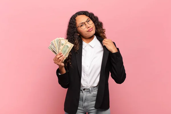 若いヒスパニック系の女性は傲慢で 成功し 積極的で誇りに思っており 自分自身を指しています ドル紙幣の概念 — ストック写真