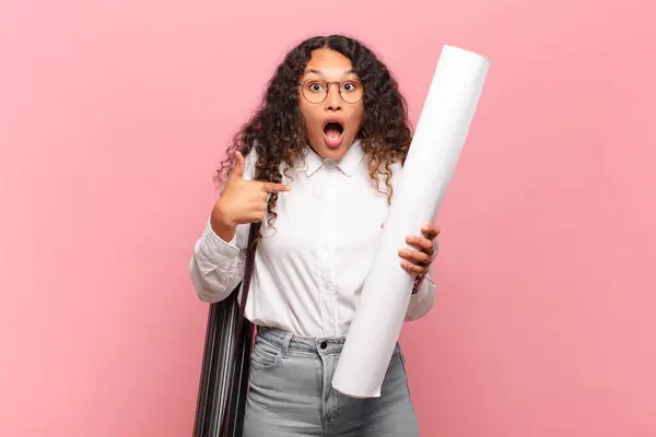 Junge Hispanische Frau Schaut Schockiert Und Überrascht Mit Weit Geöffnetem — Stockfoto