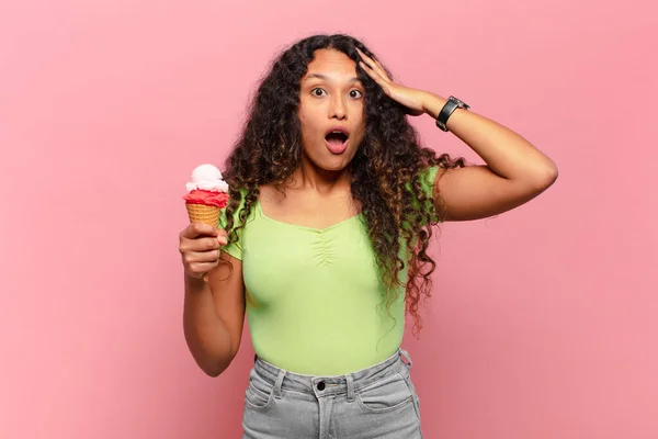 Joven Mujer Hispana Que Feliz Asombrada Sorprendida Sonriendo Dándose Cuenta — Foto de Stock