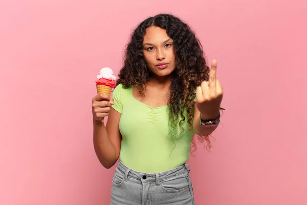 Joven Mujer Hispana Sintiéndose Enojada Molesta Rebelde Agresiva Volteando Dedo — Foto de Stock