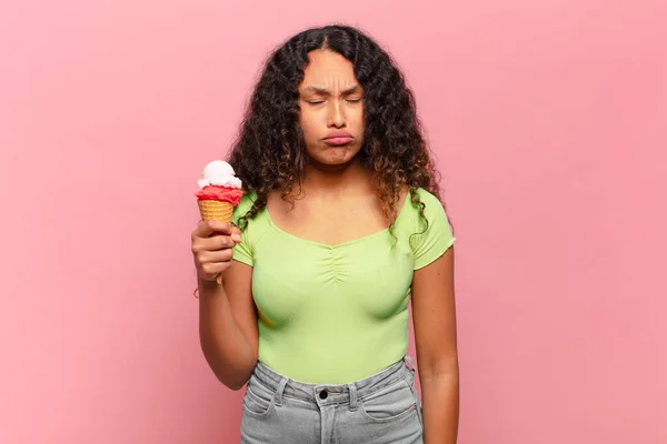 若いヒスパニック系の女性は 負と不満態度で泣いて 不幸な表情で悲しいとWhiney感じている アイスクリームのコンセプト — ストック写真