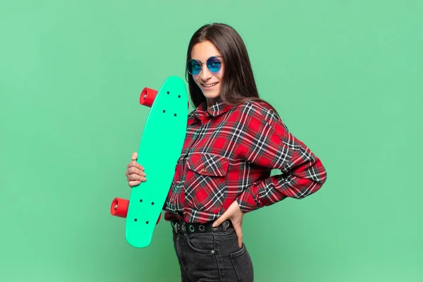 Mladá Hezká Puberťačka Šťastný Překvapený Výraz Koncepce Skate Board — Stock fotografie