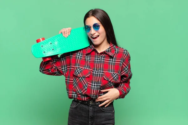 Jovencita Bonita Adolescente Expresión Feliz Sorprendida Concepto Tabla Skate — Foto de Stock