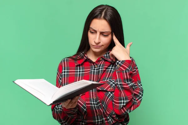 Giovane Ragazza Carina Adolescente Espressione Pensante Dubbia Concetto Studente — Foto Stock