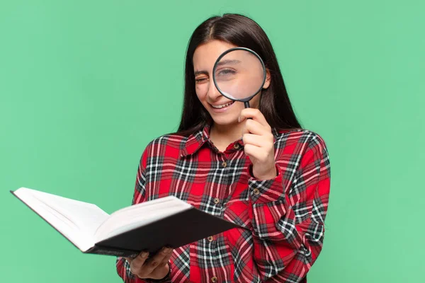 Junges Hübsches Teenager Mädchen Glücklicher Und Überraschter Ausdruck Suche Einem — Stockfoto