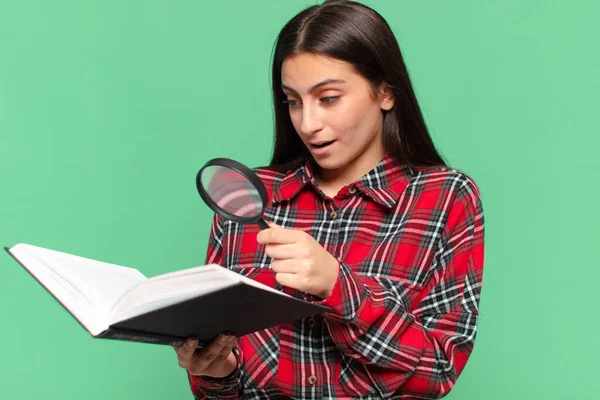 Jovencita Bonita Adolescente Expresión Impactada Sorprendida Búsqueda Concepto Libro — Foto de Stock