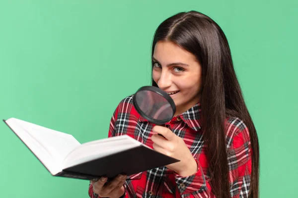 Jovencita Bonita Adolescente Expresión Feliz Sorprendida Búsqueda Concepto Libro —  Fotos de Stock