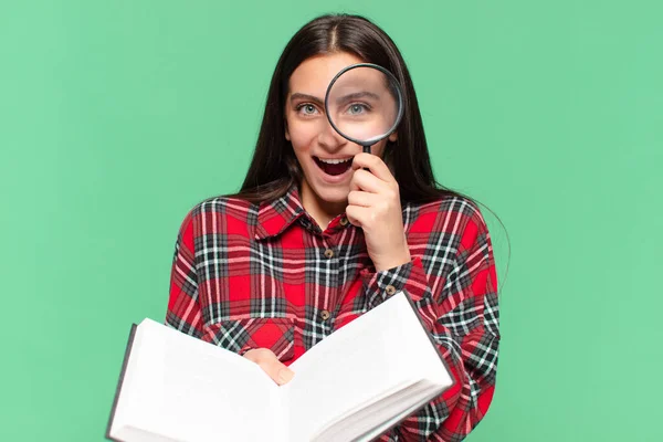 Jovem Menina Bonita Adolescente Expressão Chocada Surpresa Procurando Conceito Livro — Fotografia de Stock