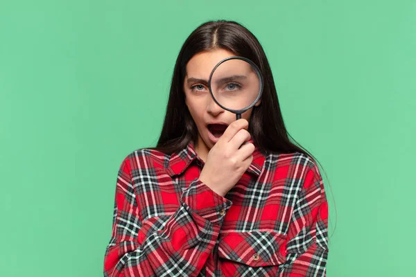 Young Pretty Teenager Girl Shocked Surprised Expression Search Concept — Stock Photo, Image